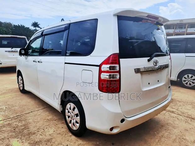 Toyota Noah 2.0 143hp FWD (8 Seater) 2012 White