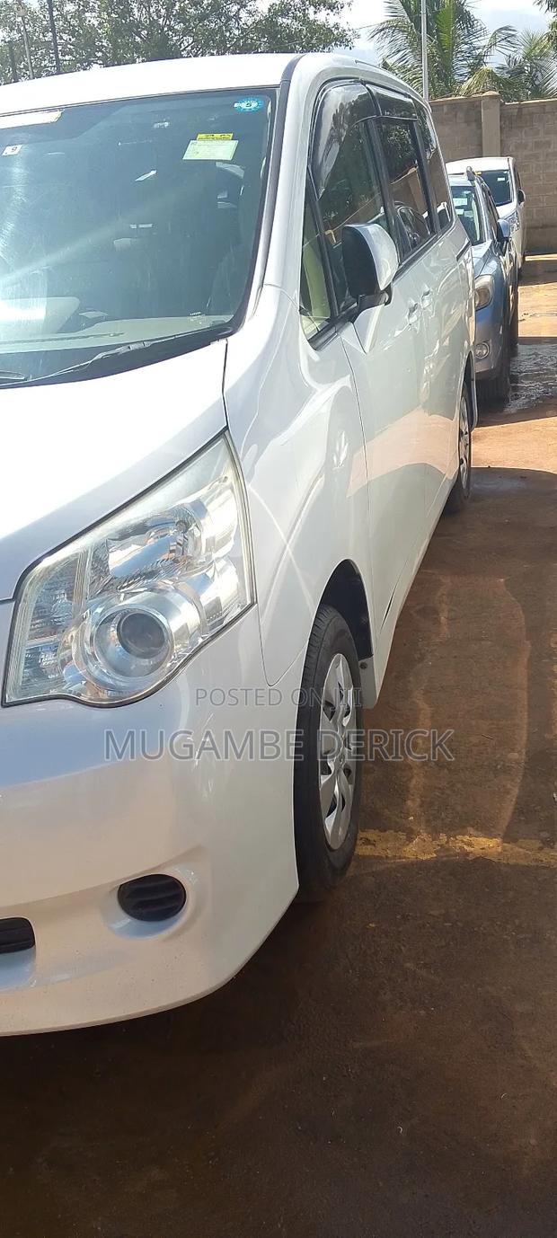 Toyota Noah 2.0 143hp FWD (8 Seater) 2012 White