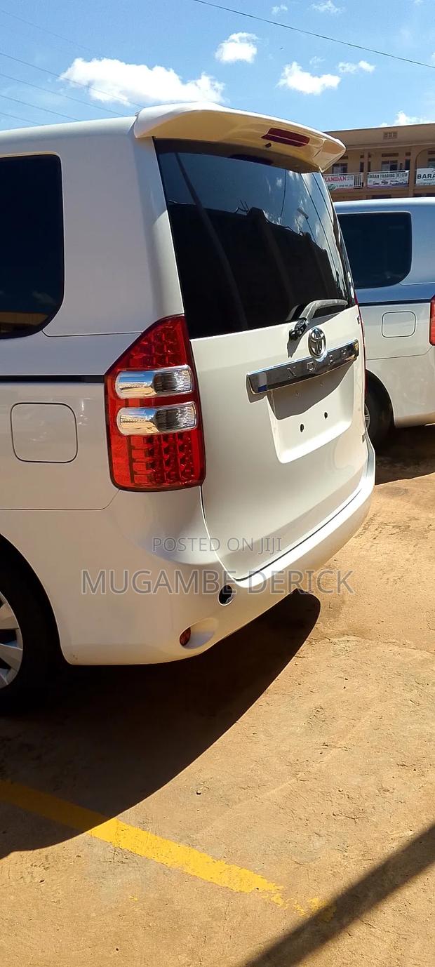 Toyota Noah 2.0 143hp FWD (8 Seater) 2012 White