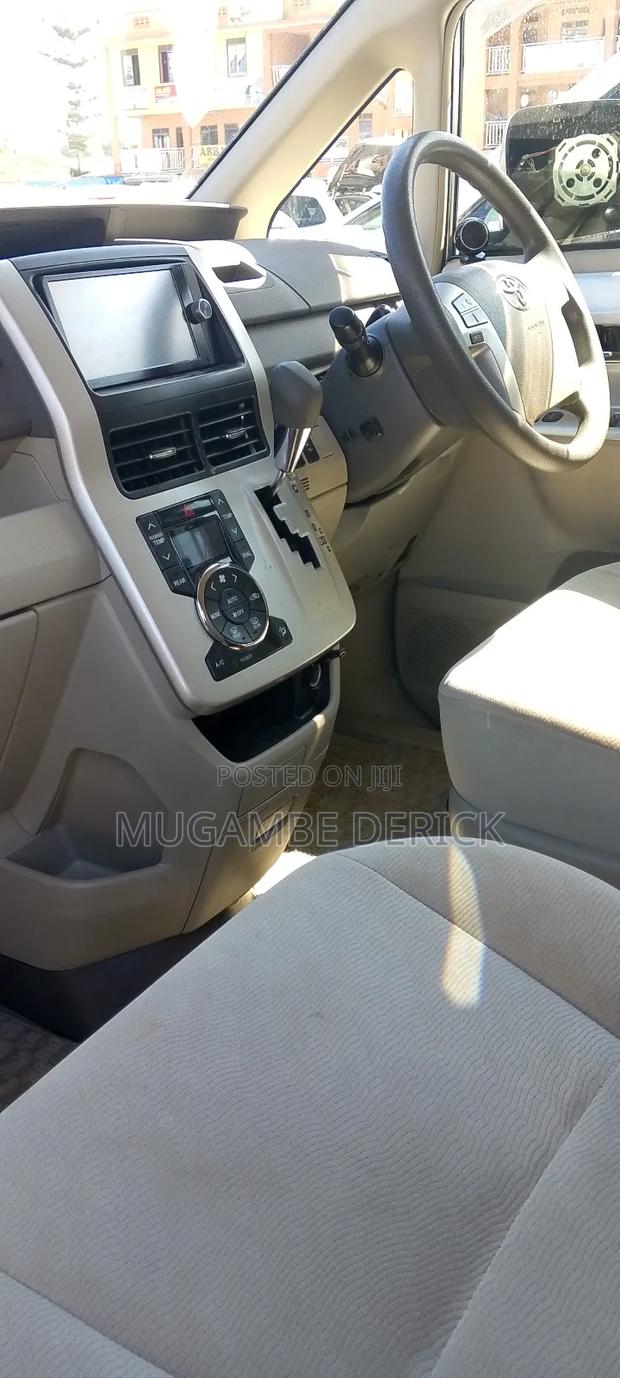 Toyota Noah 2.0 143hp FWD (8 Seater) 2012 White
