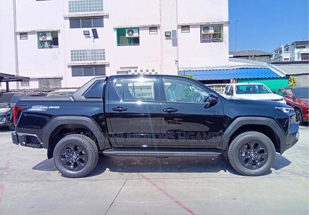 New Toyota Hilux 2025 Black