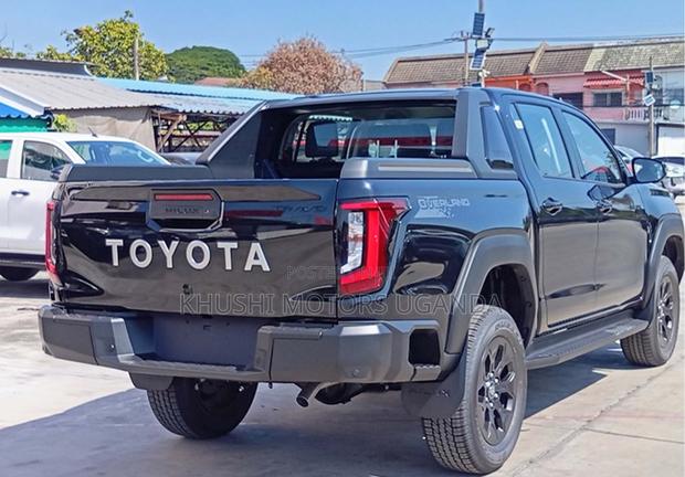 New Toyota Hilux 2025 Black