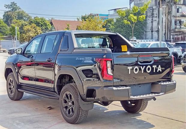 New Toyota Hilux 2025 Black