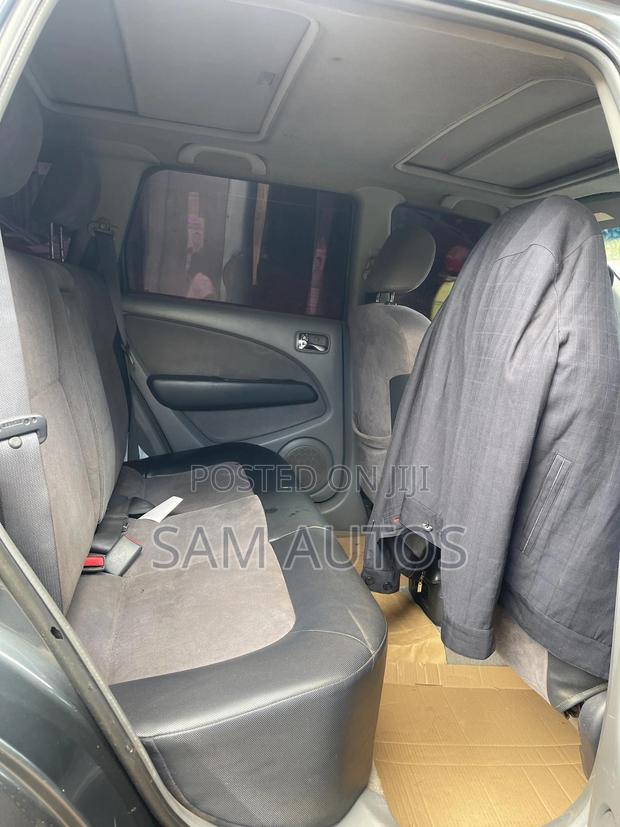 Mitsubishi Dion 2002 Gray
