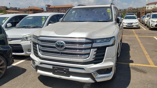Toyota Land Cruiser LC300 2023 White