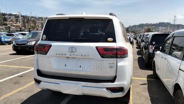 Toyota Land Cruiser LC300 2023 White