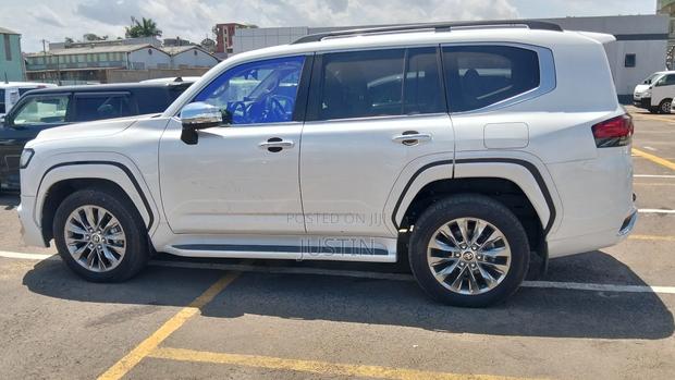 Toyota Land Cruiser LC300 2023 White