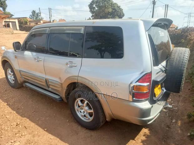 Mitsubishi Pajero 2000 Silver