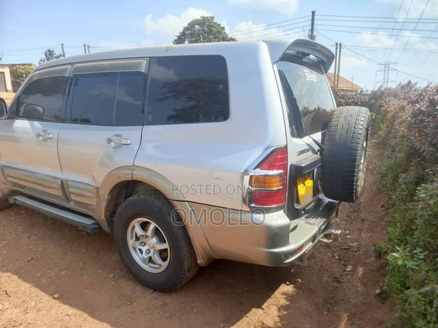 Mitsubishi Pajero 2000 Silver