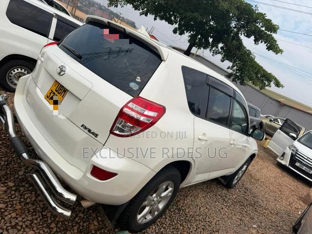Toyota RAV4 2011 White