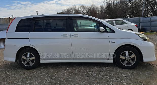 Toyota ISIS 1.8 Platana 2WD 2011 White