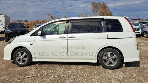 Toyota ISIS 1.8 Platana 2WD 2011 White
