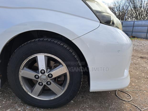 Toyota ISIS 1.8 Platana 2WD 2011 White