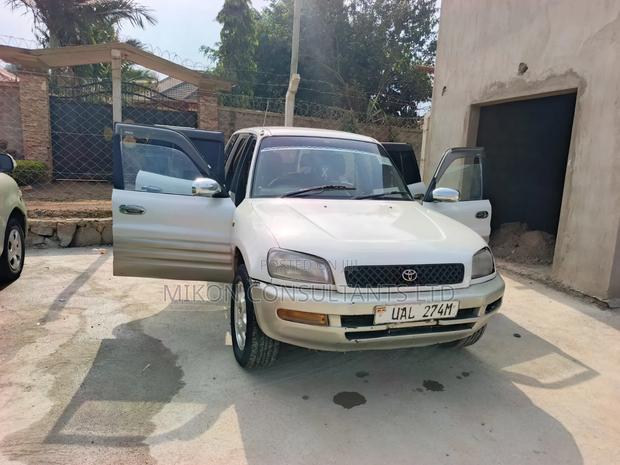 Toyota RAV4 Base FWD 1997 White
