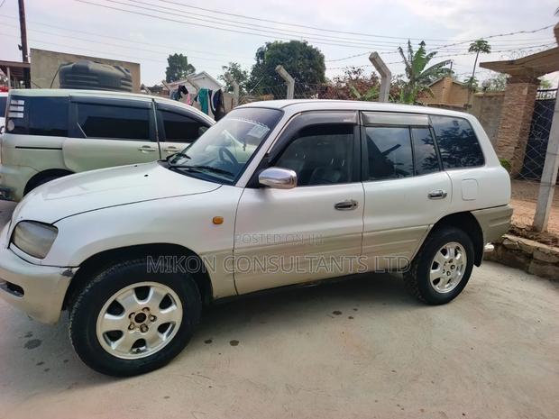Toyota RAV4 Base FWD 1997 White