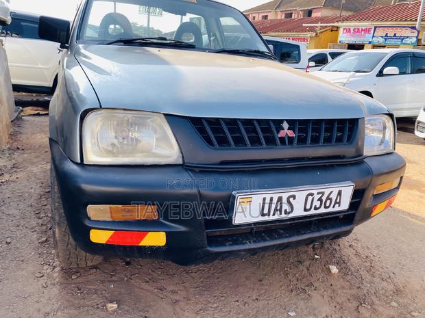 Mitsubishi L200 Club Cab 2.0 4WD 2000 Gray