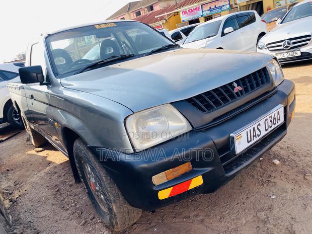 Mitsubishi L200 Club Cab 2.0 4WD 2000 Gray