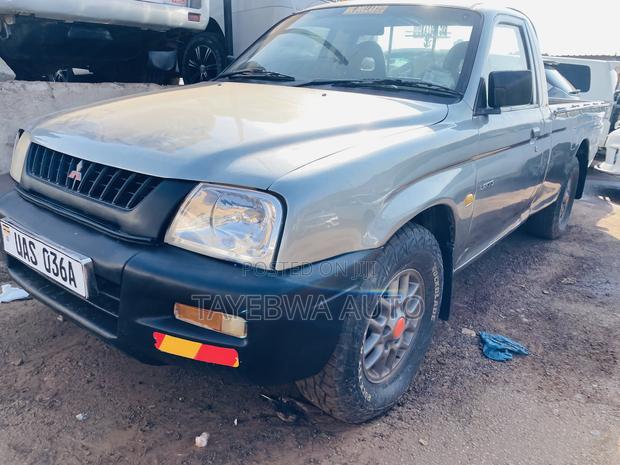 Mitsubishi L200 Club Cab 2.0 4WD 2000 Gray