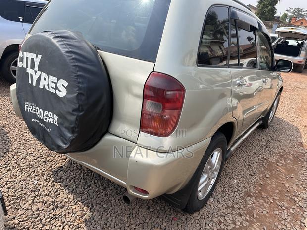 Toyota RAV4 2005 Gold