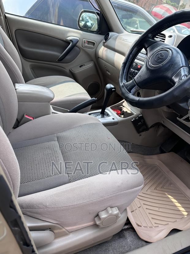 Toyota RAV4 2005 Gold