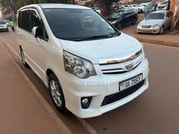 Toyota Noah 2011 White