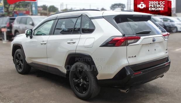 Toyota RAV4 2021 White