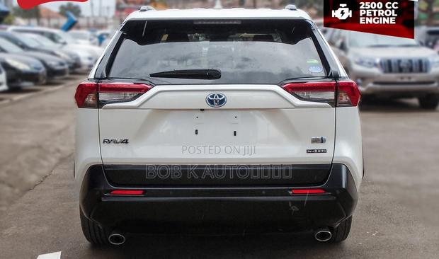 Toyota RAV4 2021 White