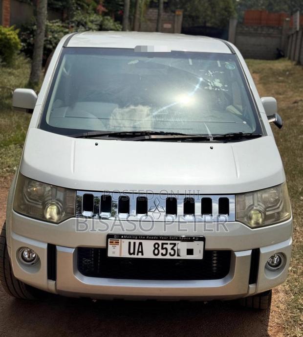 Mitsubishi Delica 2013 White
