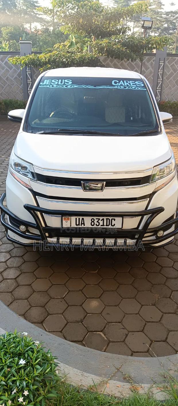 Toyota Noah 2.0 AWD (8 Seater) 2018 White