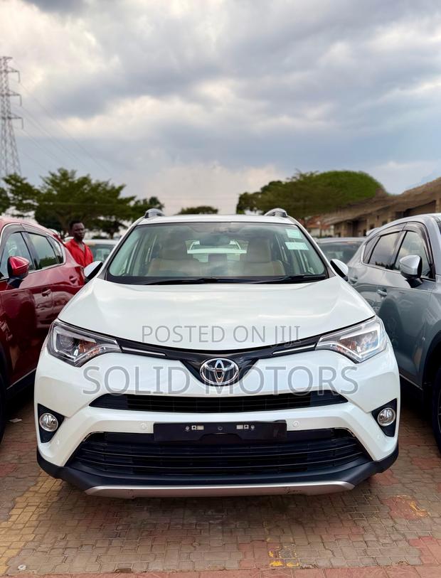 Toyota RAV4 XLE 4dr SUV AWD (2.5L 4cyl 6A) 2018 White