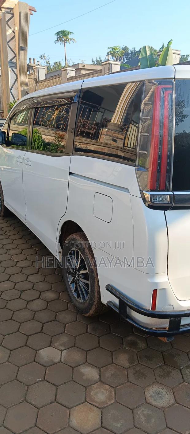 Toyota Noah 2.0 AWD (8 Seater) 2018 White