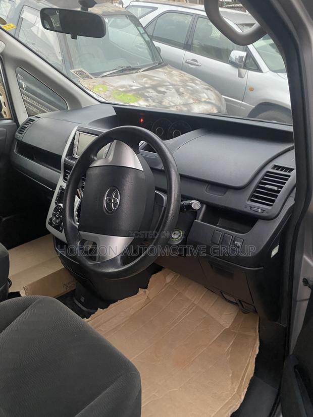 Toyota Voxy V 2WD 8-Seater 2013 Silver