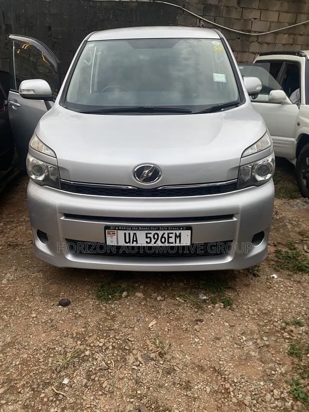 Toyota Voxy V 2WD 8-Seater 2013 Silver