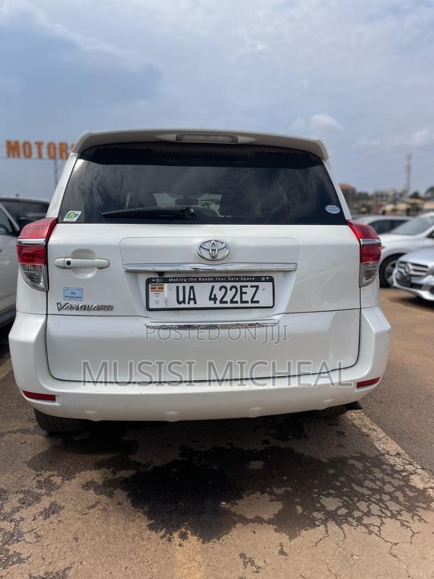 Toyota Vanguard 2011 White