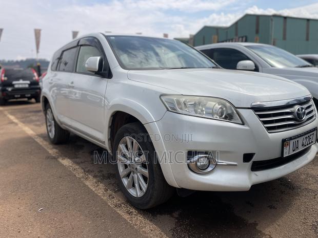 Toyota Vanguard 2011 White
