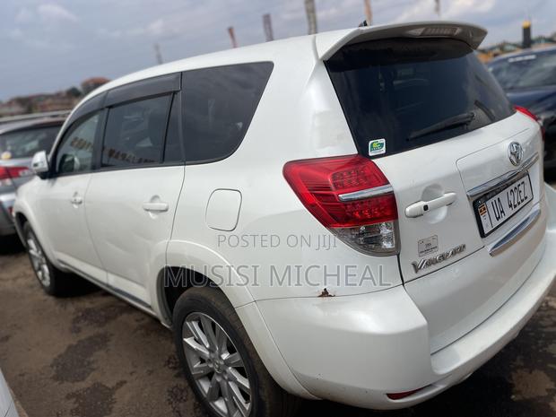 Toyota Vanguard 2011 White