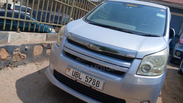 Toyota Noah 2011 Blue