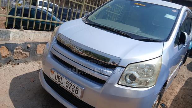 Toyota Noah 2011 Blue