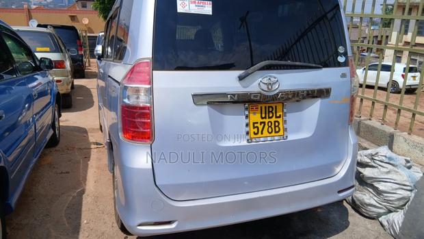 Toyota Noah 2011 Blue