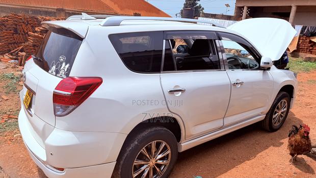 Toyota Vanguard 2010 White