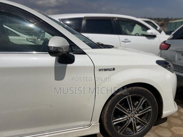 Toyota Corolla Fielder 1.5 Hybrid FWD 2017 White