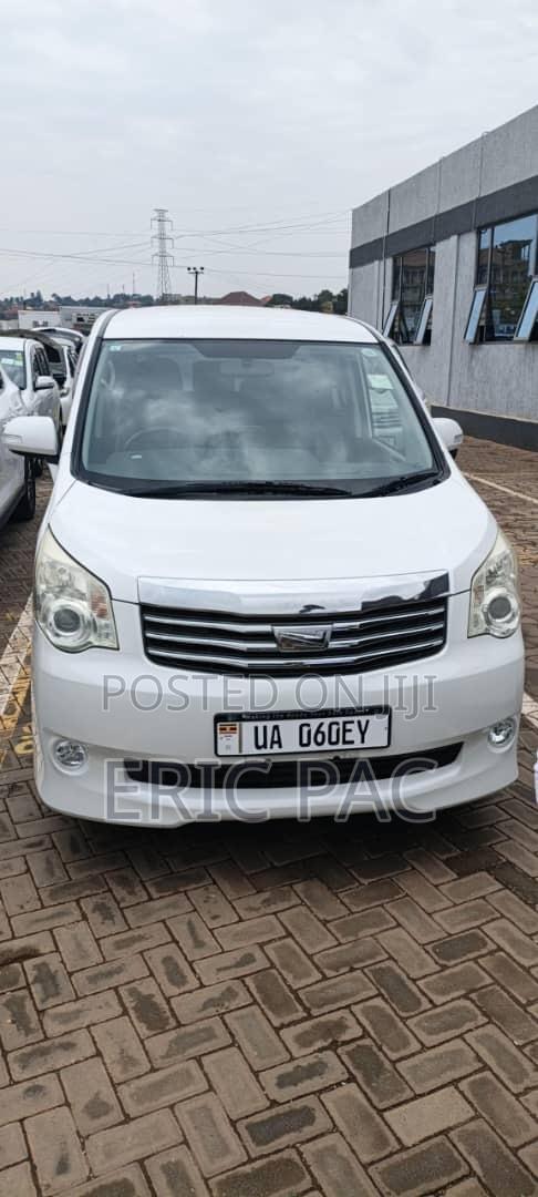 Toyota Noah 2.0 158hp FWD (8 Seater) 2012 White