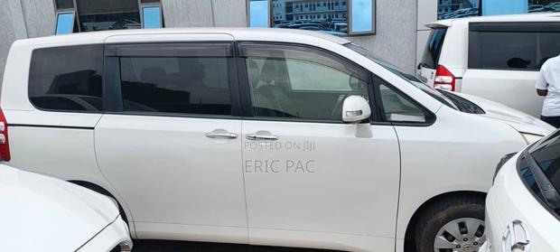Toyota Noah 2.0 158hp FWD (8 Seater) 2012 White