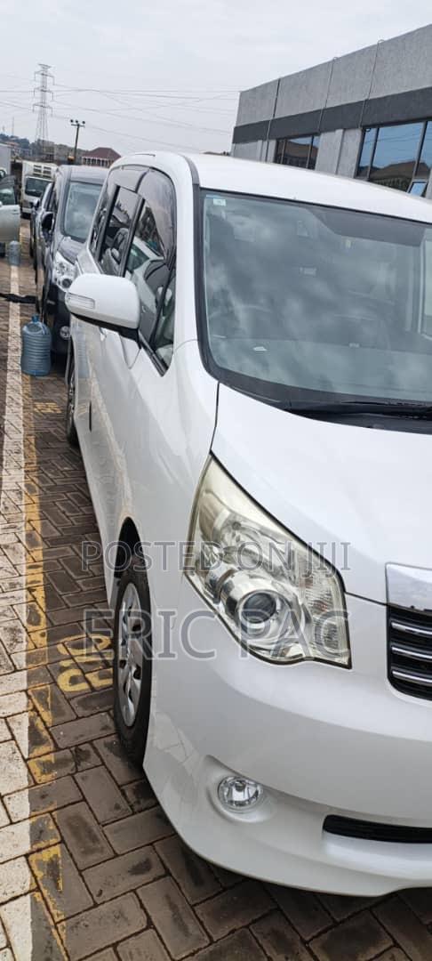 Toyota Noah 2.0 158hp FWD (8 Seater) 2012 White