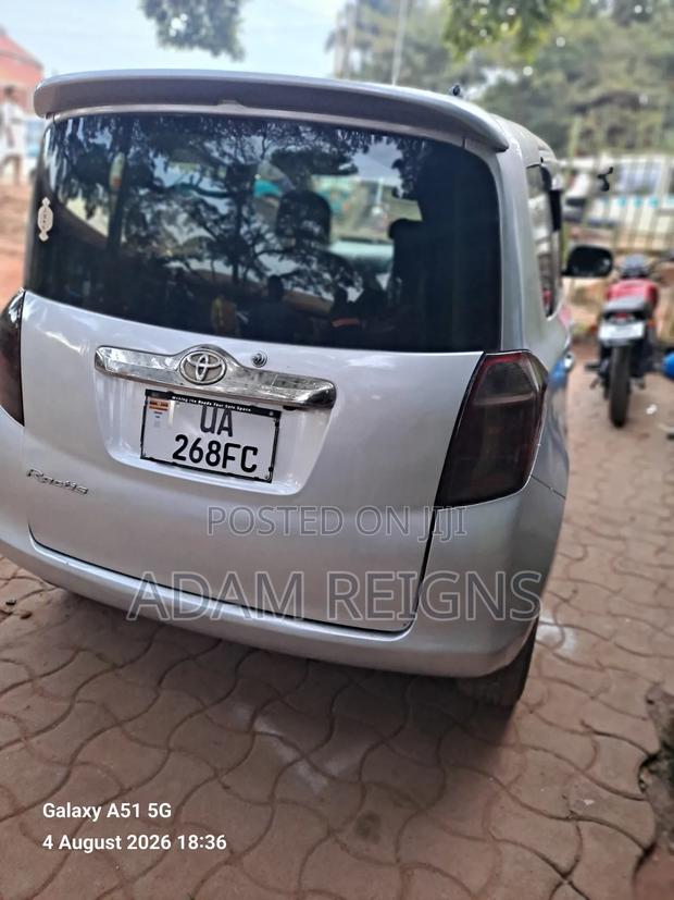 Toyota Ractis 2010 Silver