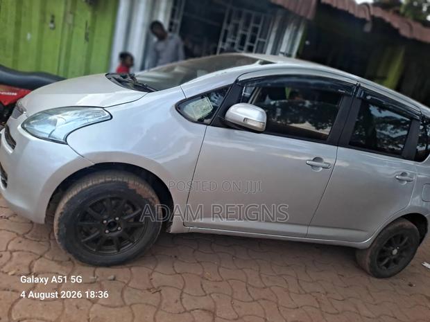 Toyota Ractis 2010 Silver