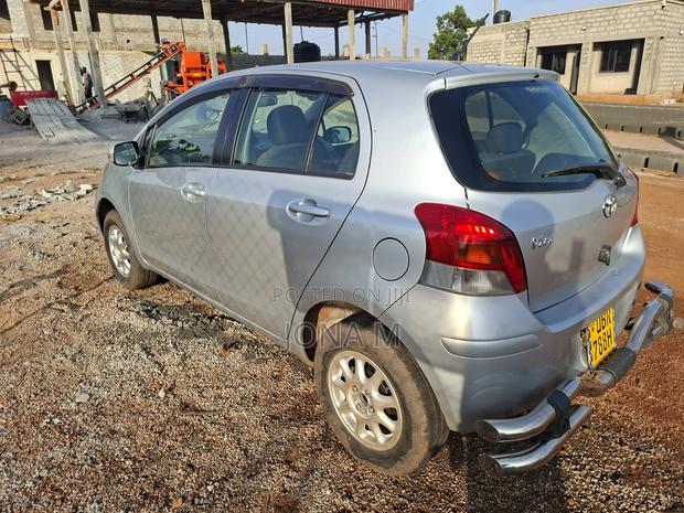 Toyota Vitz 2009 Silver