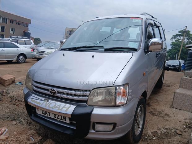 Toyota Noah 2001 Silver