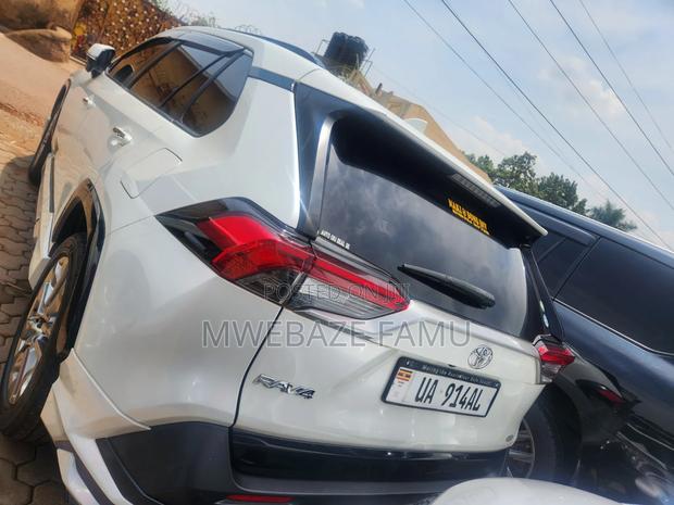 Toyota RAV4 2021 White