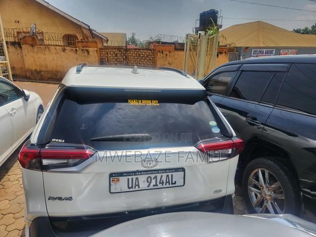 Toyota RAV4 2021 White